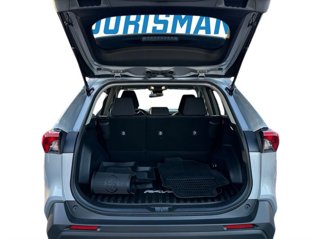 Used 2022 Toyota RAV4 LE image 5