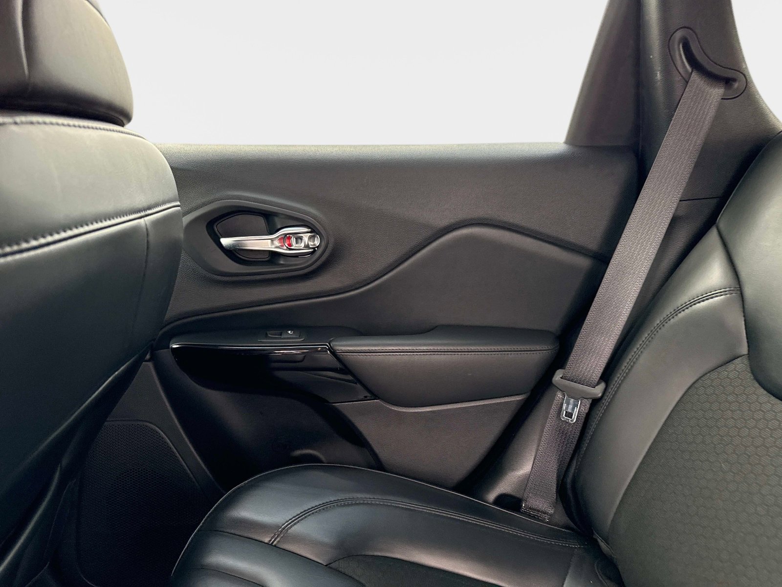 Certified 2020 Jeep Cherokee Latitude Plus w/ Cold Weather Group image 16