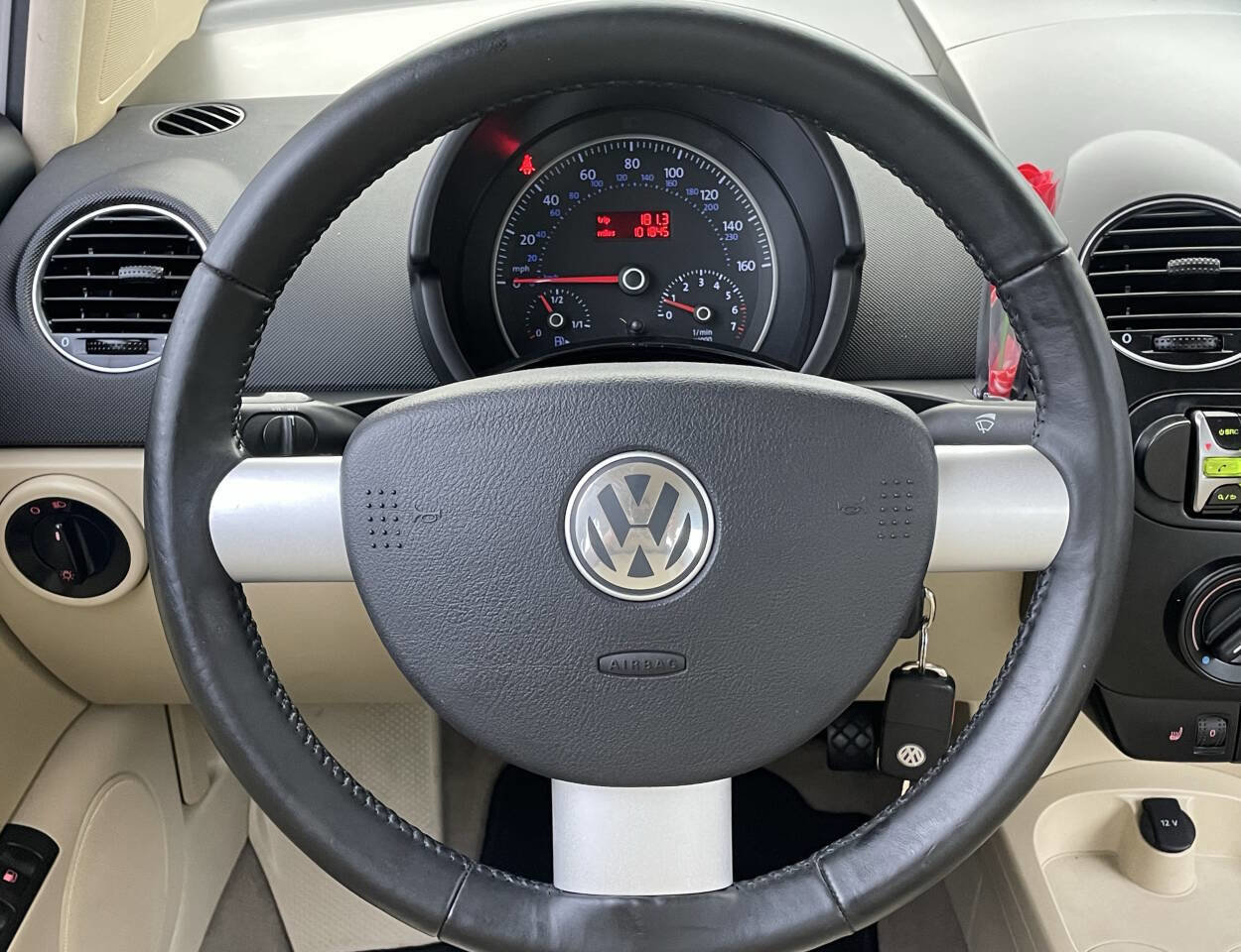 Used 2009 Volkswagen Beetle Base 2dr Coupe 5M image 26