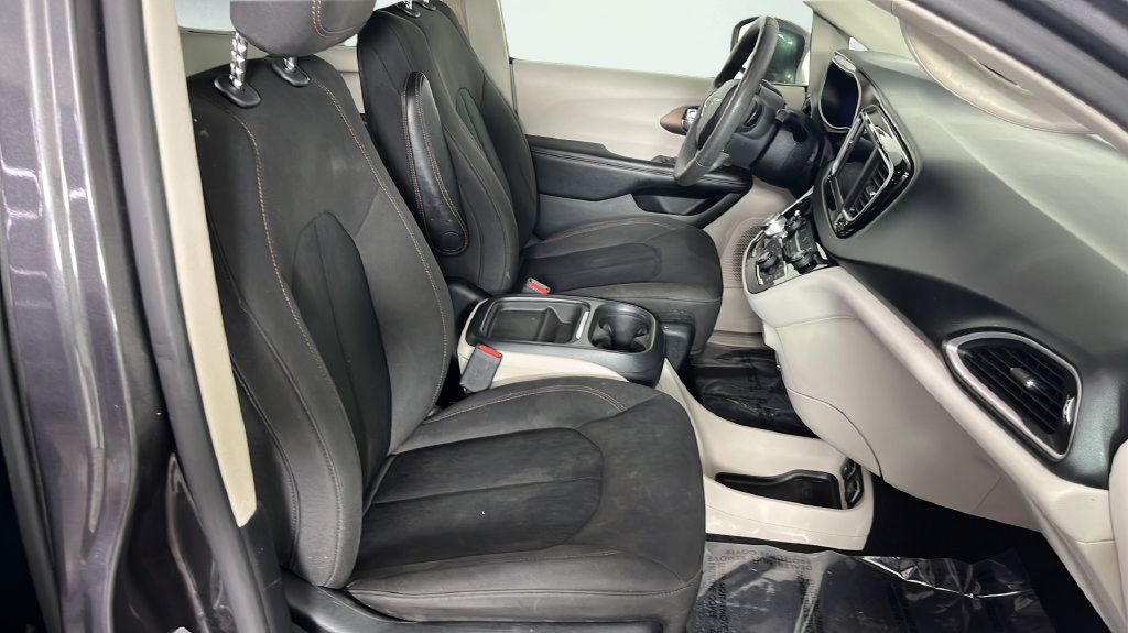 Used 2018 Chrysler Pacifica Touring Plus w/ Tire & Wheel Group FWD image 17