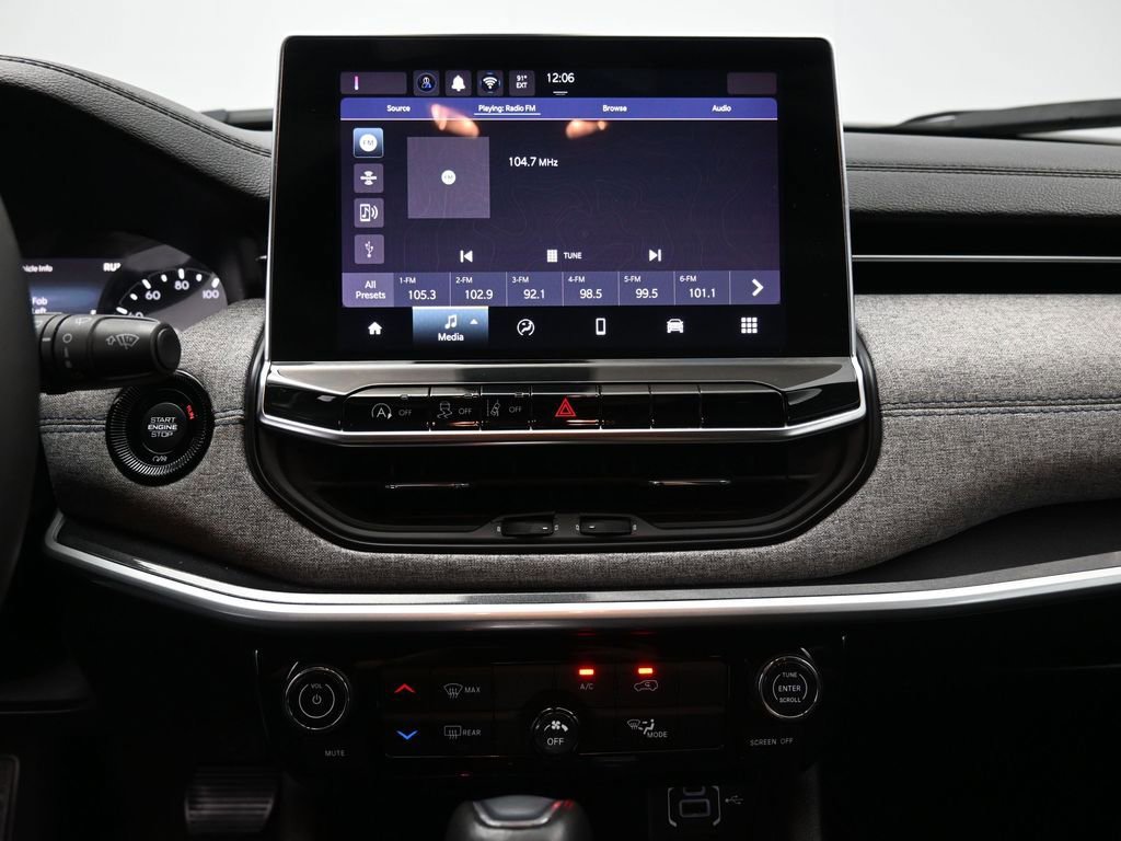 Used 2024 Jeep Compass Latitude image 8