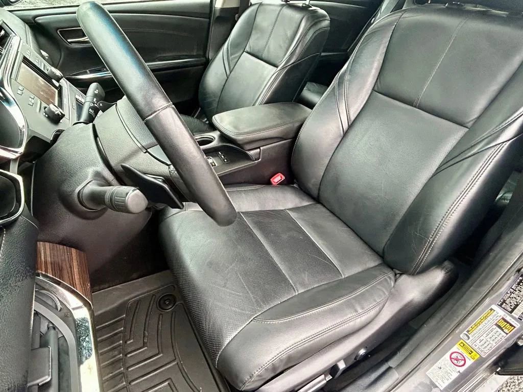 Used 2014 Toyota Avalon Limited w/ Technology Package FWD image 12