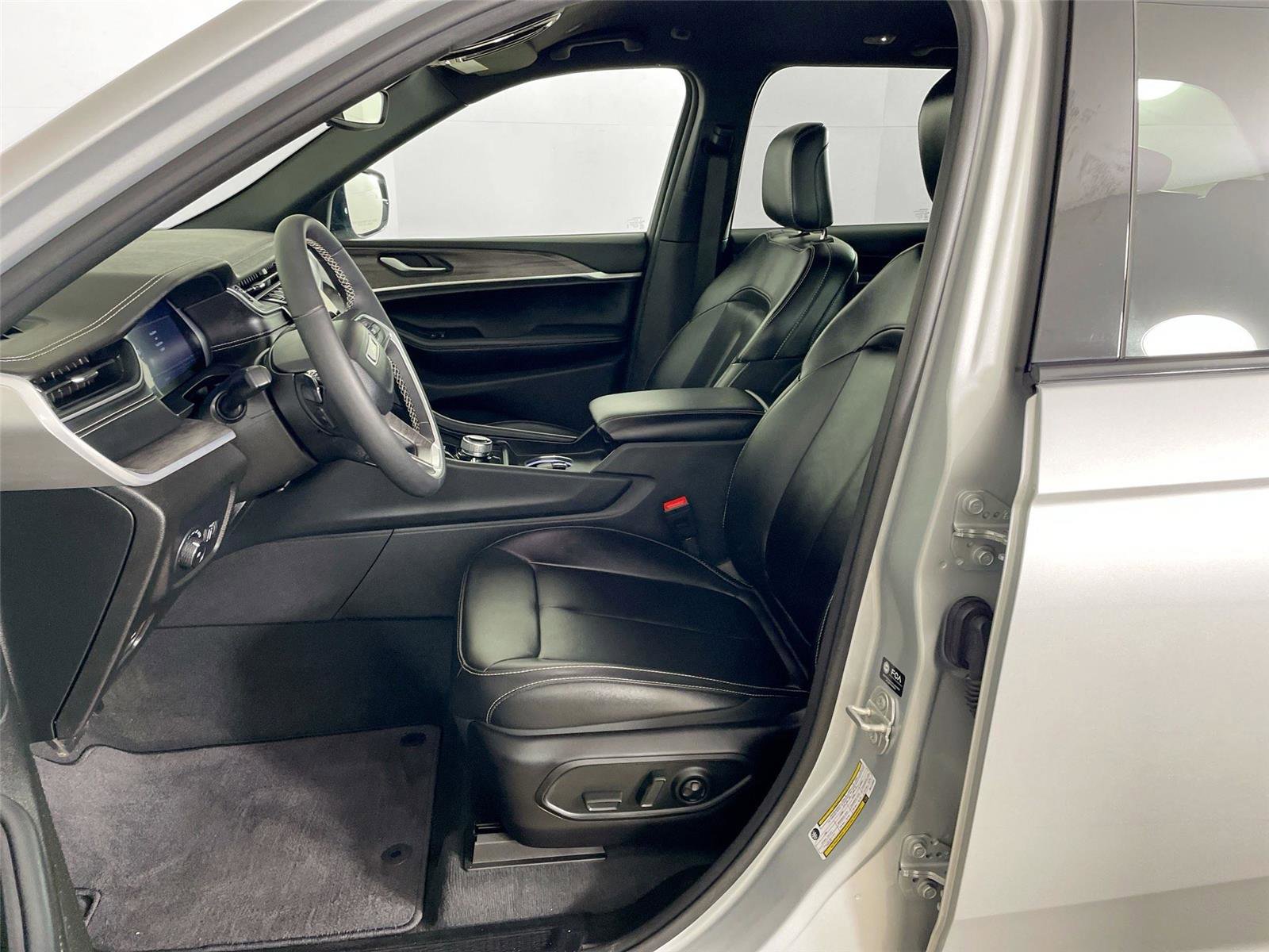 Used 2024 Jeep Grand Cherokee Limited w/ Black Appearance Package AWD/4WD image 5