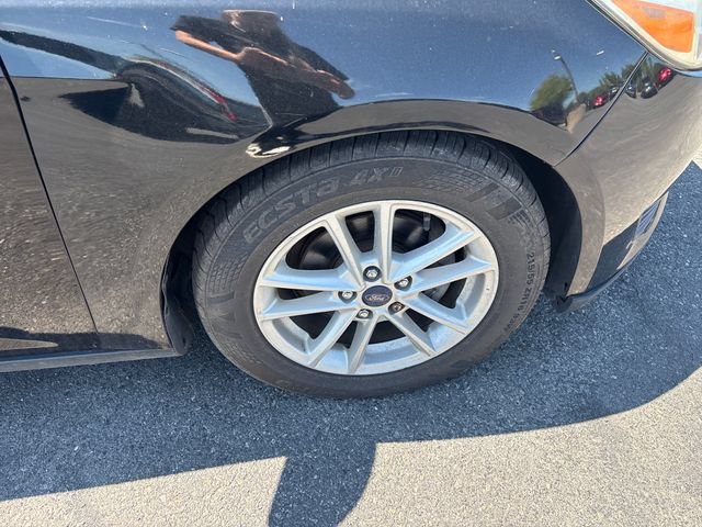 Used 2016 Ford Focus SE w/ SE Cold Weather Package FWD image 9