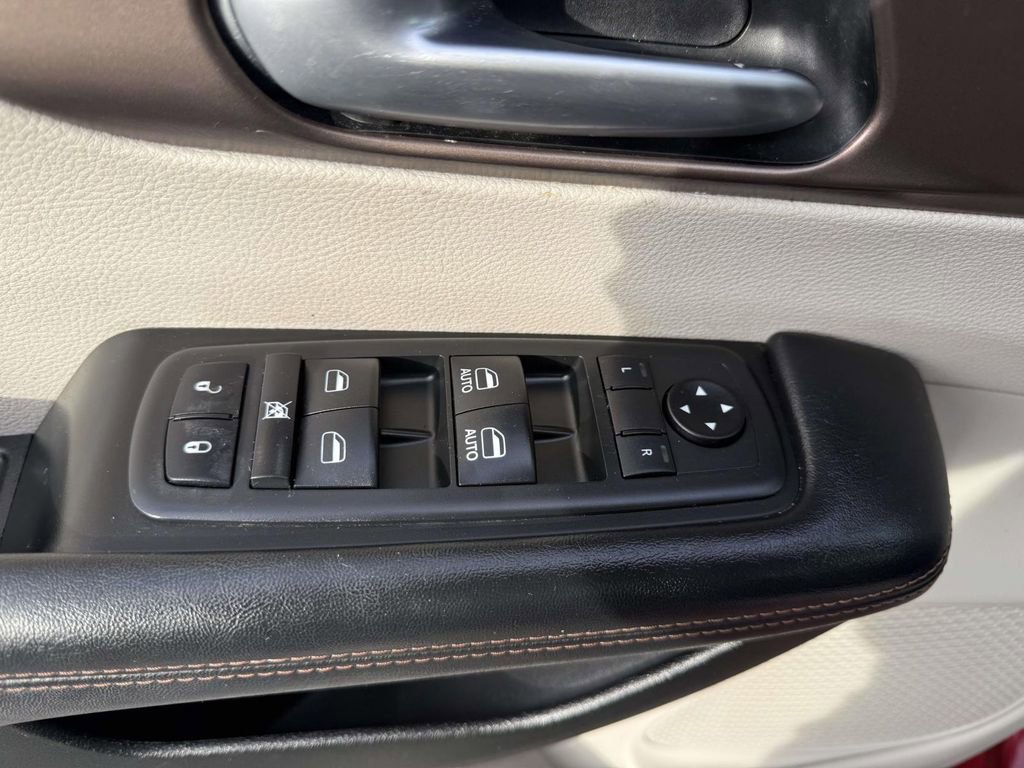 Used 2018 Chrysler Pacifica Touring-L image 13