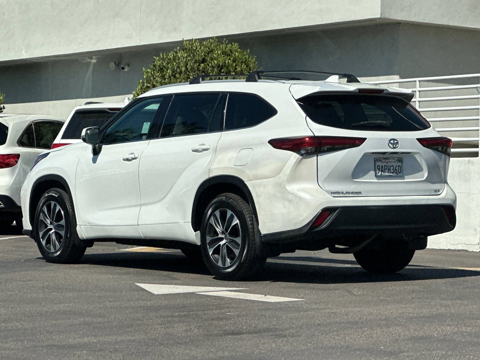 Used 2022 Toyota Highlander XLE FWD image 3