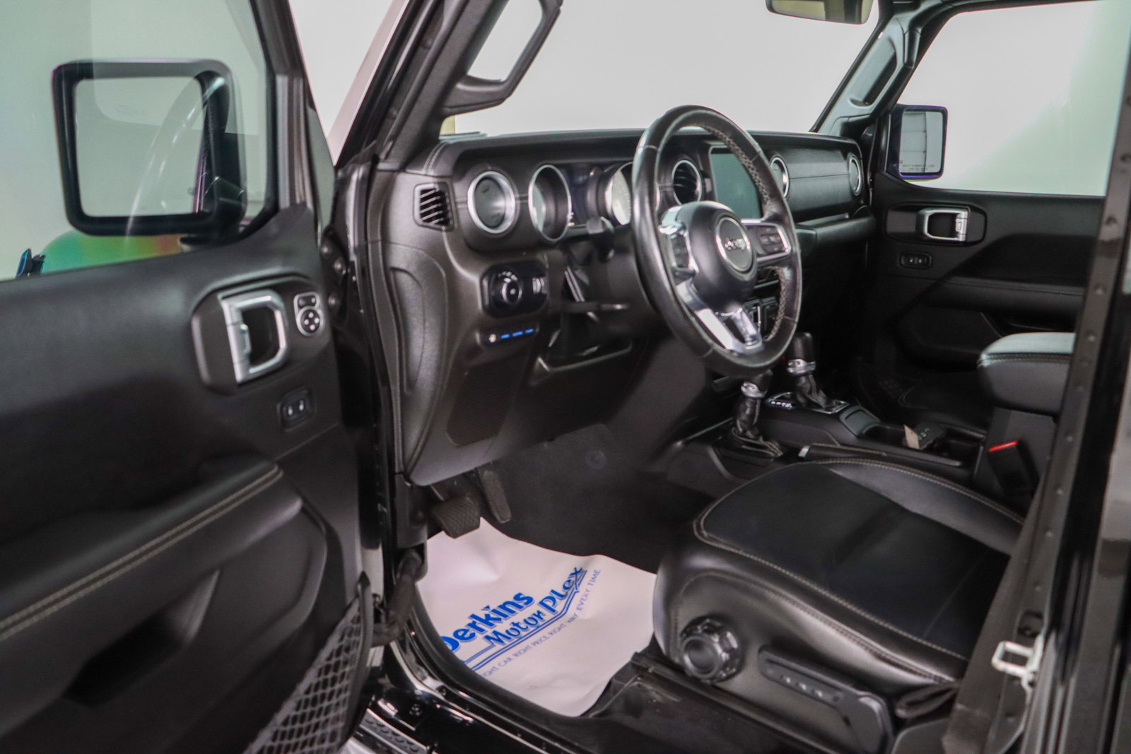 Used 2023 Jeep Wrangler Unlimited Sahara w/ Cold Weather Group AWD/4WD image 4