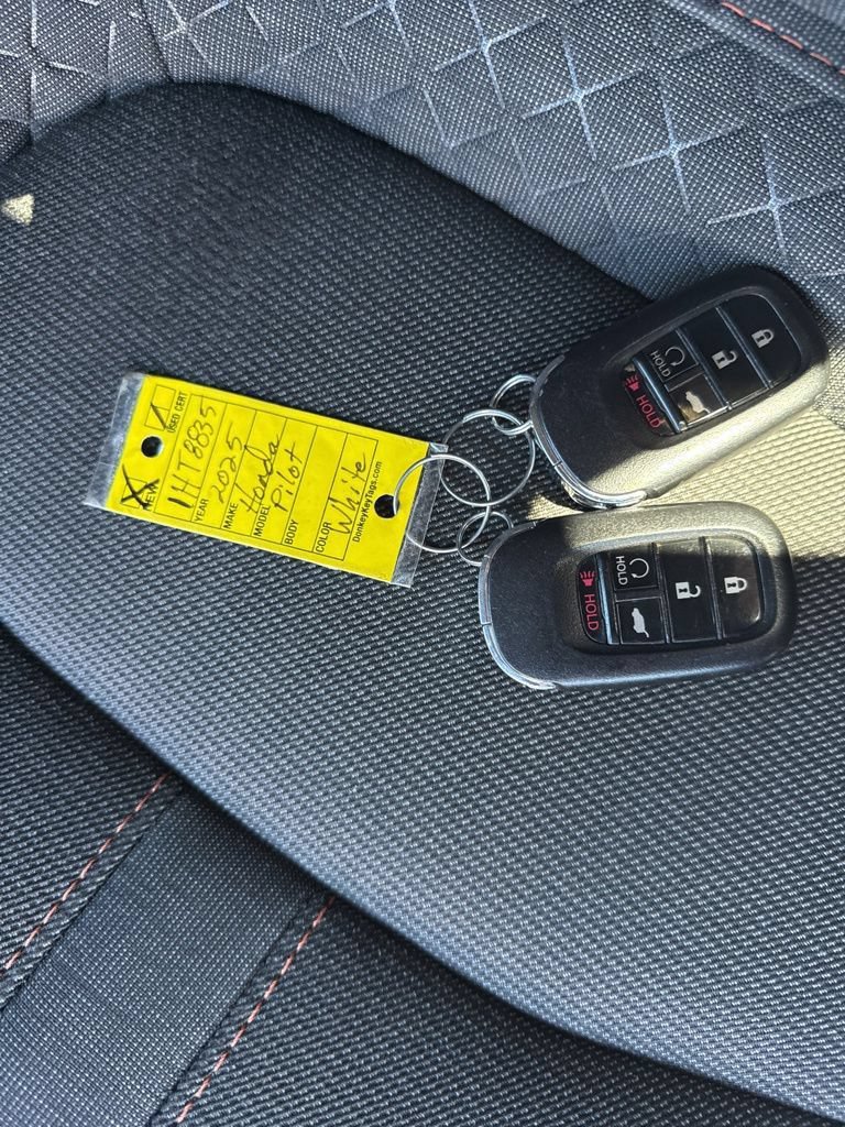 Used 2025 Honda Pilot Sport image 32