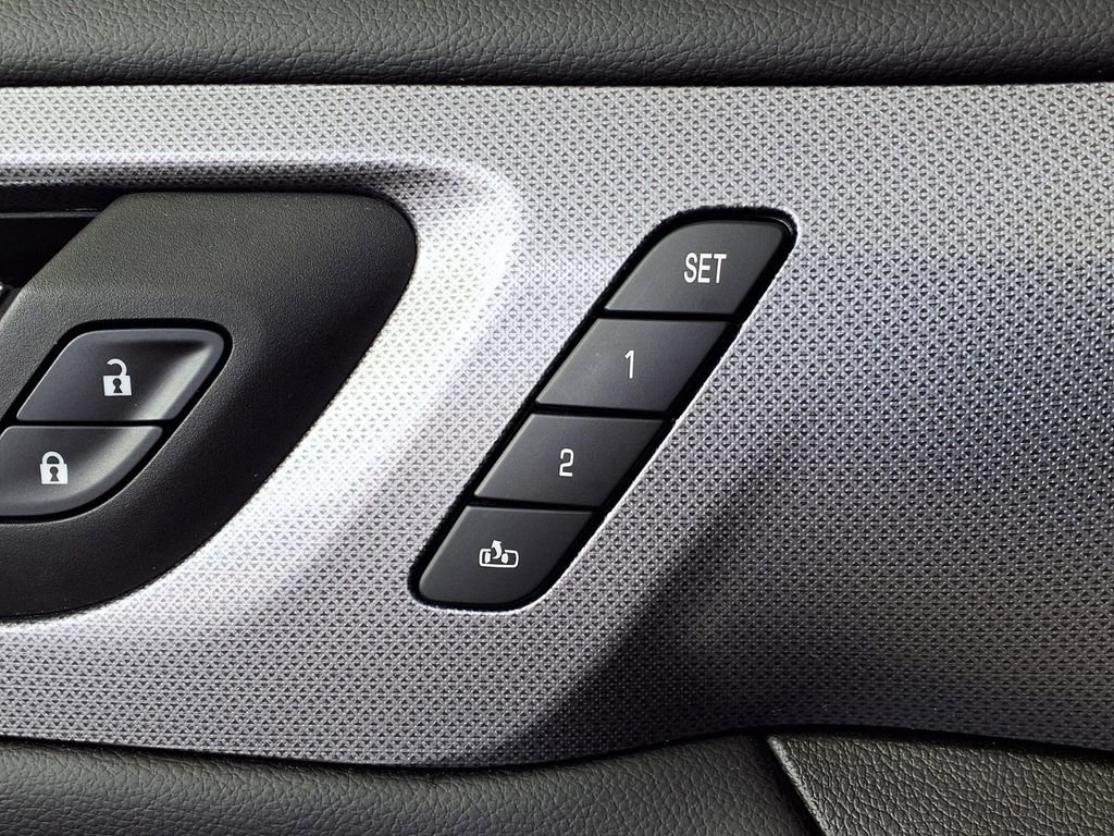 Used 2021 Chevrolet Traverse Premier w/ Redline Edition FWD image 18