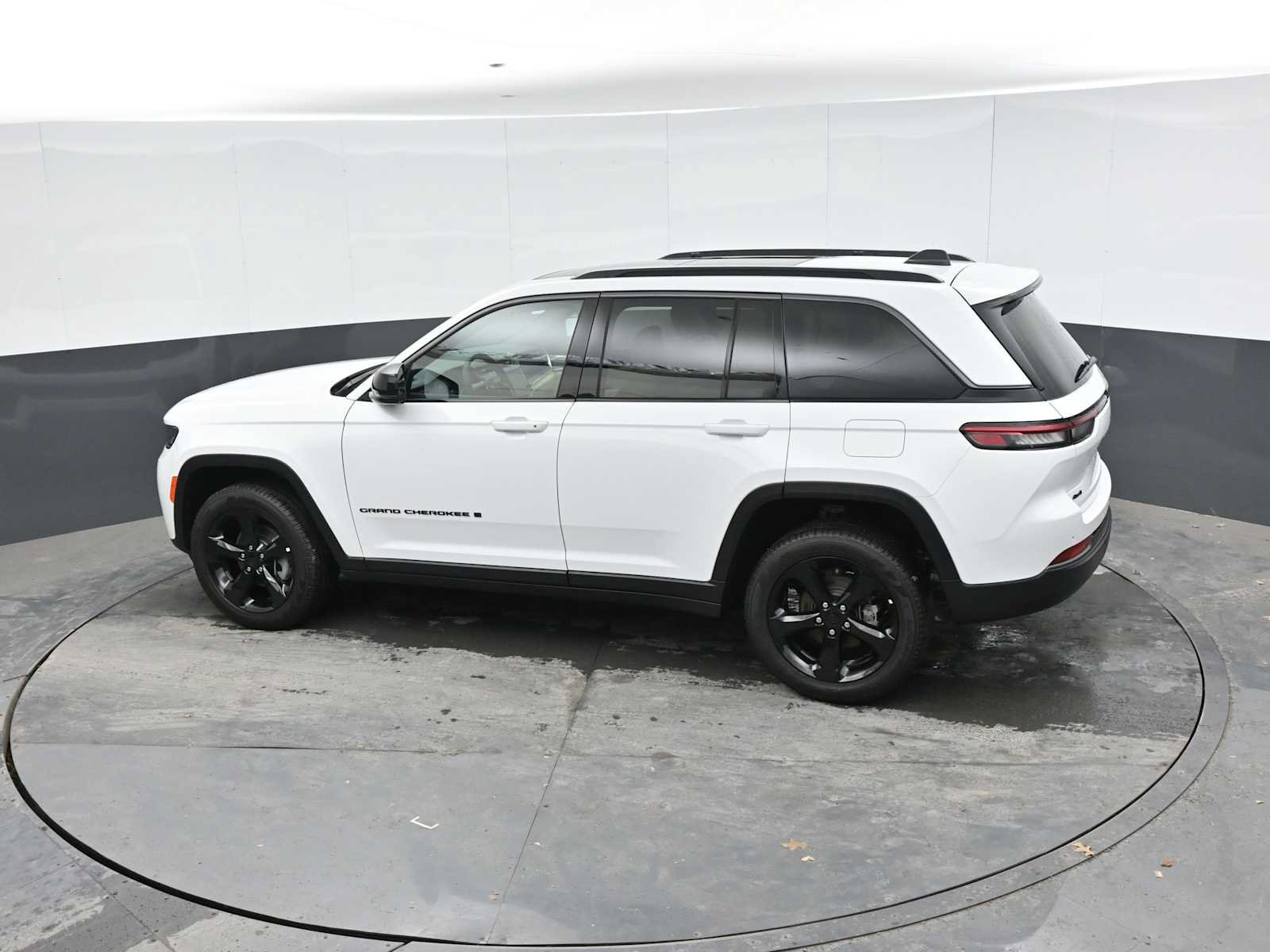 Used 2026 Jeep Grand Cherokee Limited w/ Limited Altitude Package AWD/4WD image 13