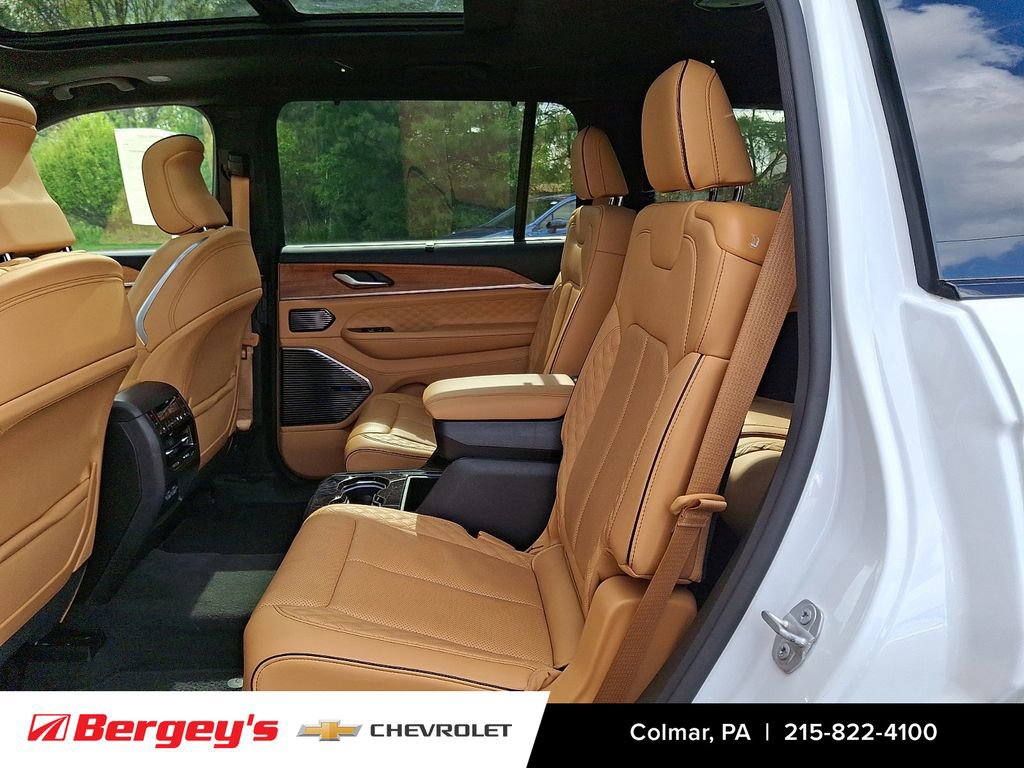 Used 2023 Jeep Grand Cherokee L Summit AWD/4WD image 12