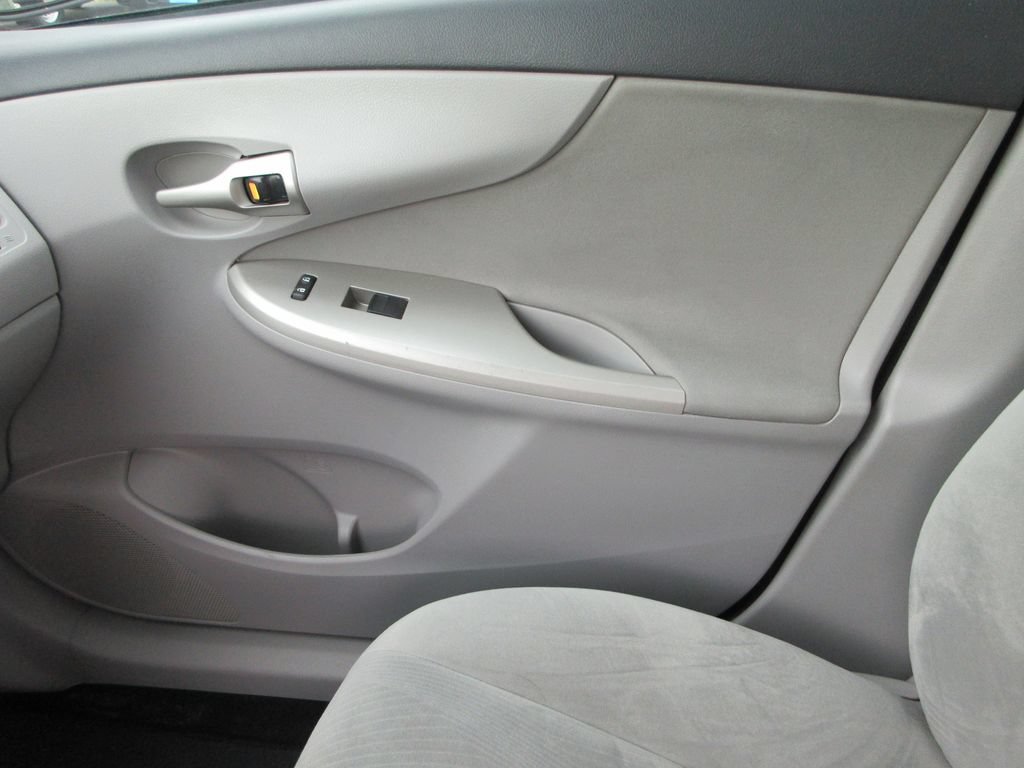 Used 2012 Toyota Corolla LE FWD image 27
