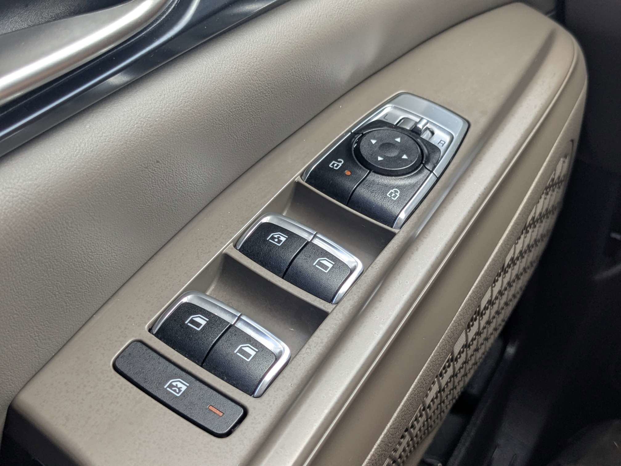 Used 2025 Kia Carnival FWD image 32