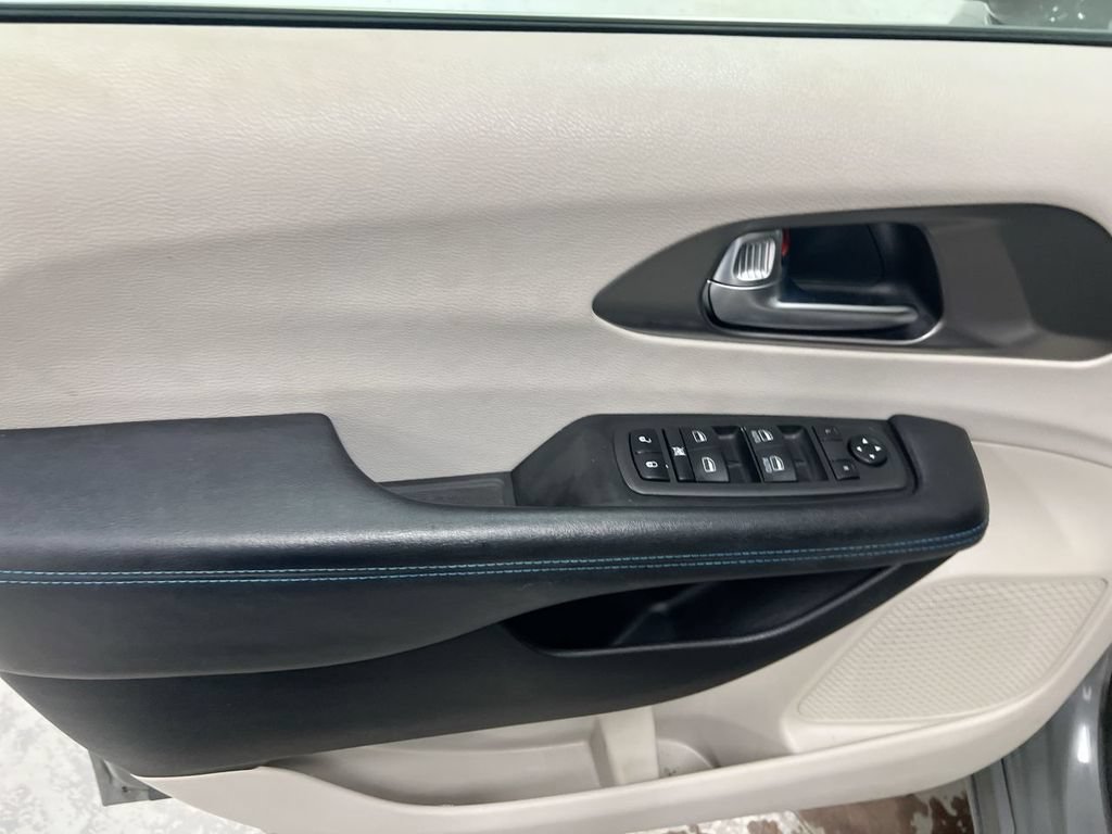 Used 2021 Chrysler Pacifica Touring w/ Uconnect Theater Family Group FWD image 20