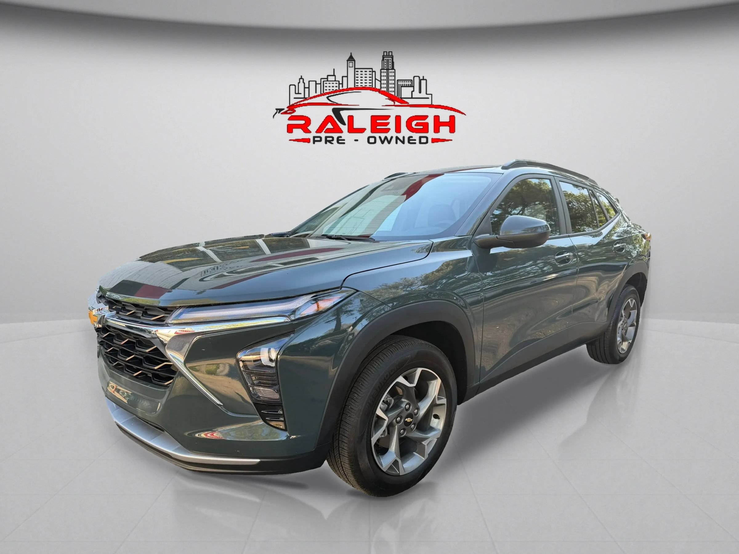 Used 2025 Chevrolet Trax LT w/ Driver Confidence Package FWD image 2