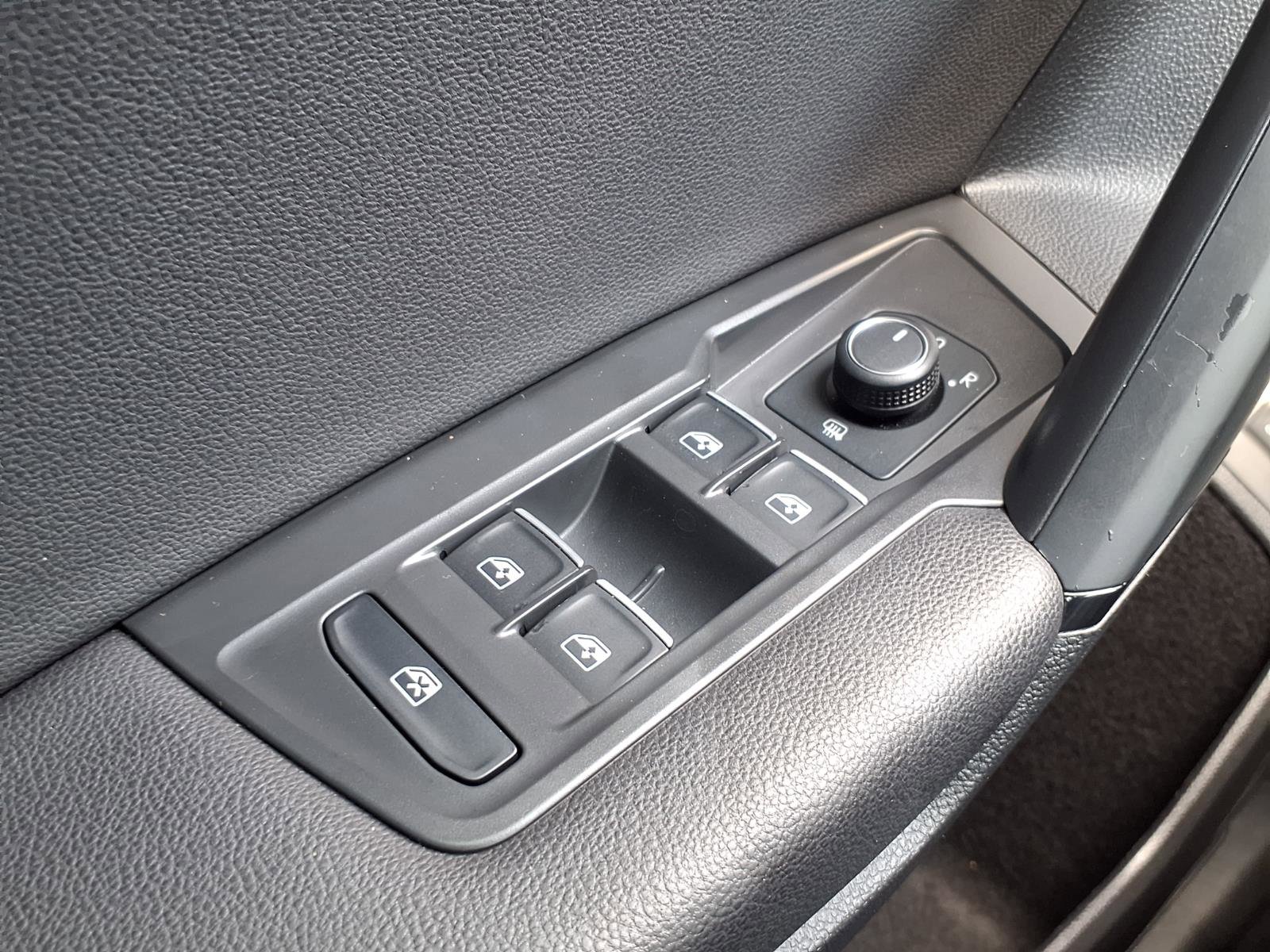 Used 2019 Volkswagen Tiguan S FWD image 10