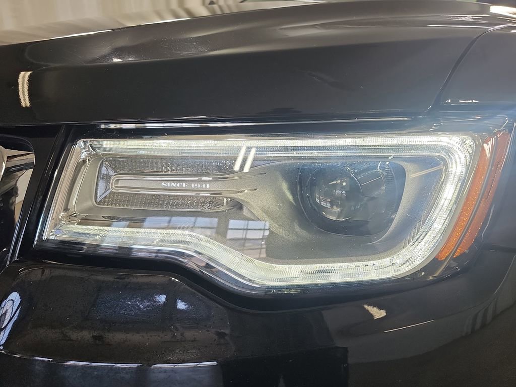 Used 2018 Jeep Grand Cherokee Overland image 36