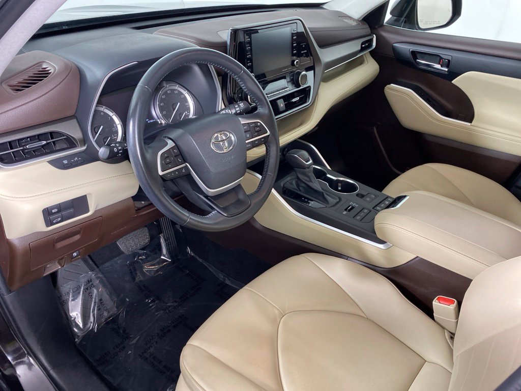 Used 2022 Toyota Highlander XLE AWD/4WD image 11