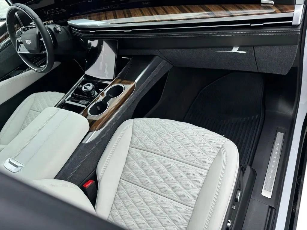New 2026 Cadillac Escalade ESV Platinum Sport w/ LPO, ONYX Package image 15