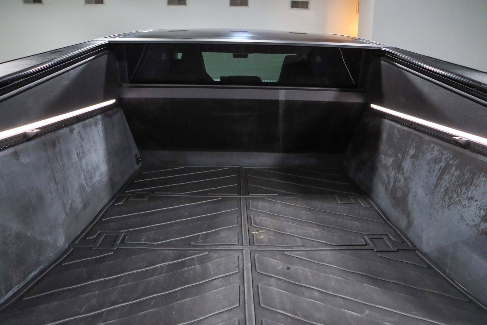 Used 2024 Tesla Cybertruck AWD Crew Cab image 26