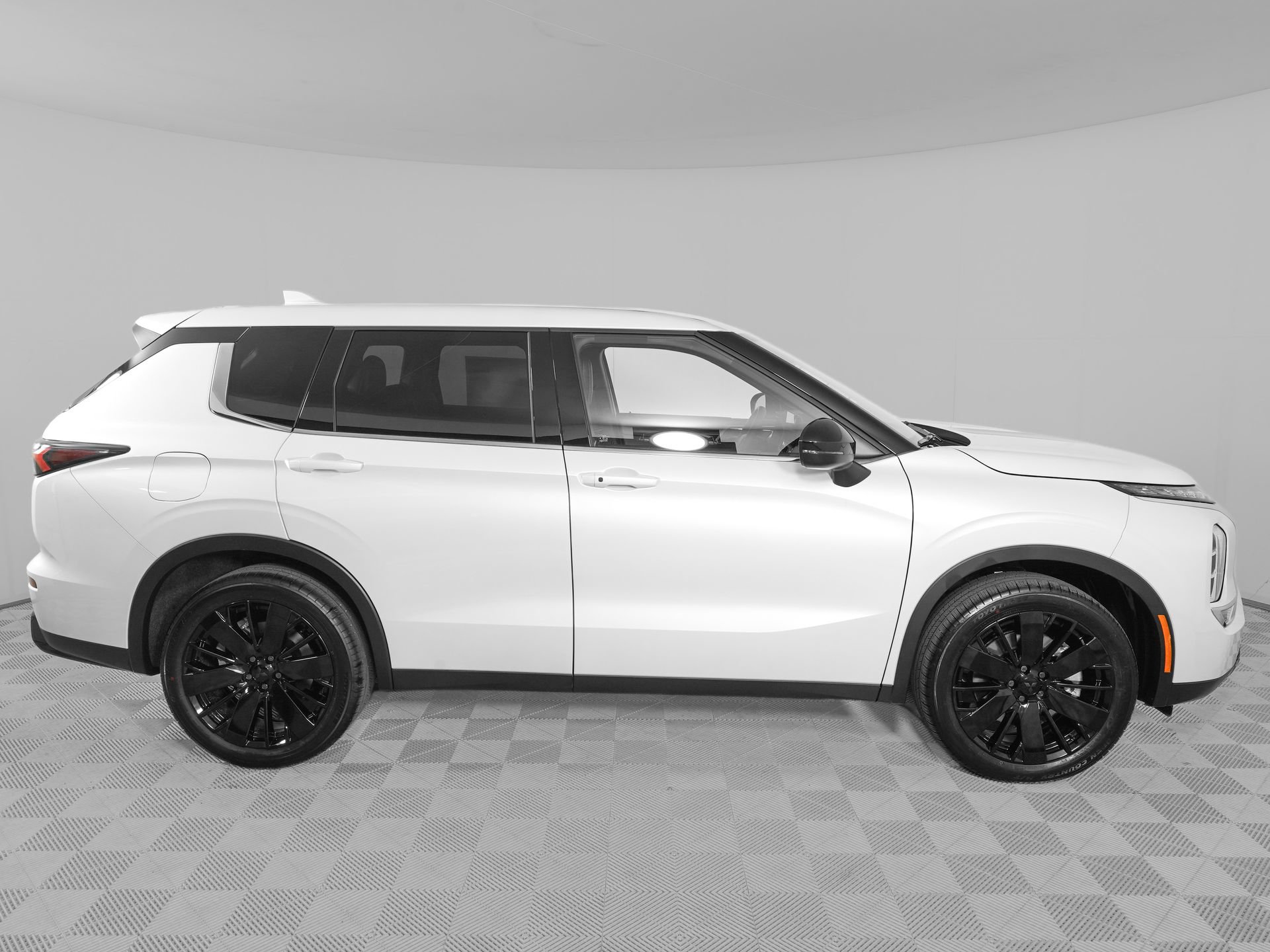 New 2026 Mitsubishi Outlander LE FWD image 5