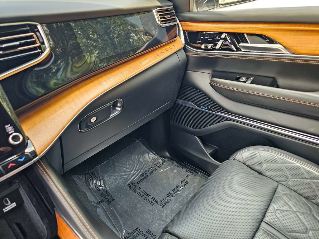 Used 2023 Jeep Grand Wagoneer L Series III AWD/4WD image 28