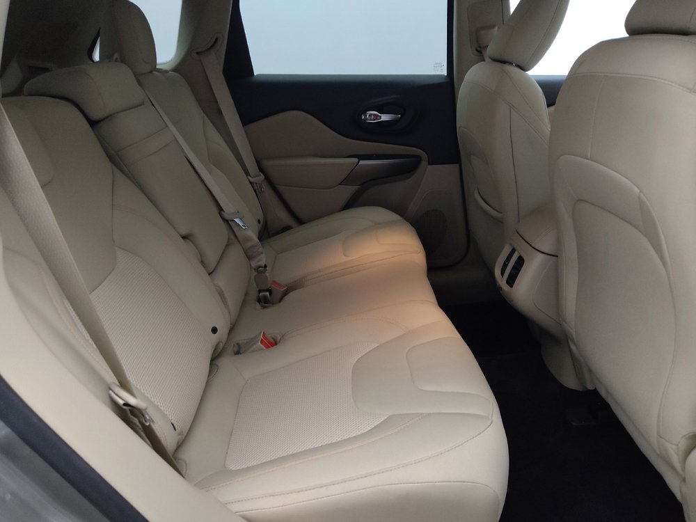 Used 2019 Jeep Cherokee Latitude w/ Cold Weather Group AWD/4WD image 19