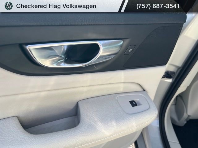 Used 2020 Volvo S60 T5 Momentum FWD image 24