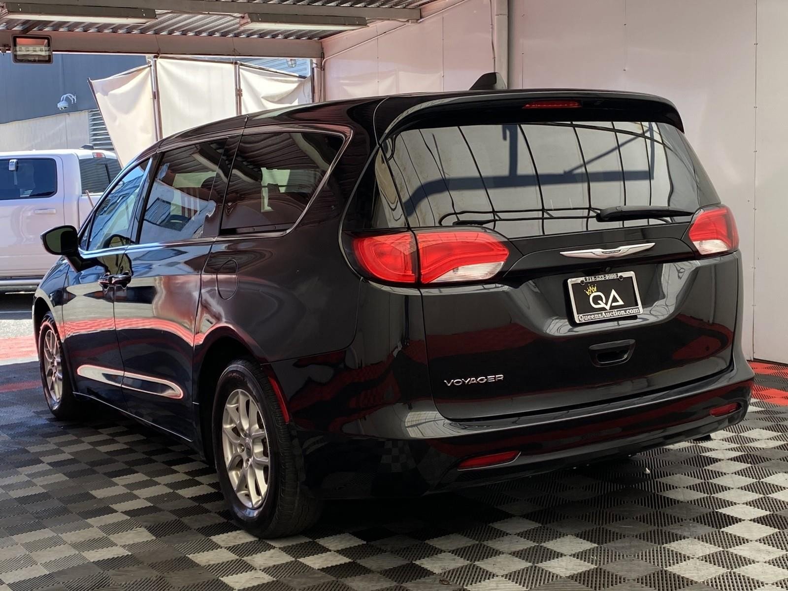 Used 2022 Chrysler Voyager LX image 4