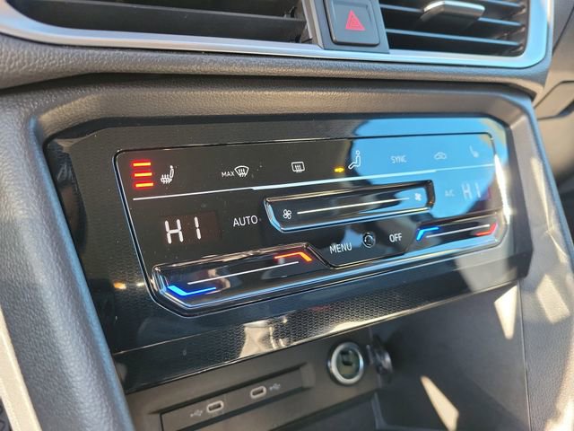 Certified 2025 Volkswagen Taos SE image 28