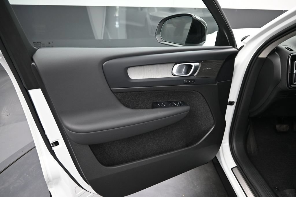 New 2026 Volvo XC40 B5 Ultra w/ Climate Package AWD/4WD image 13