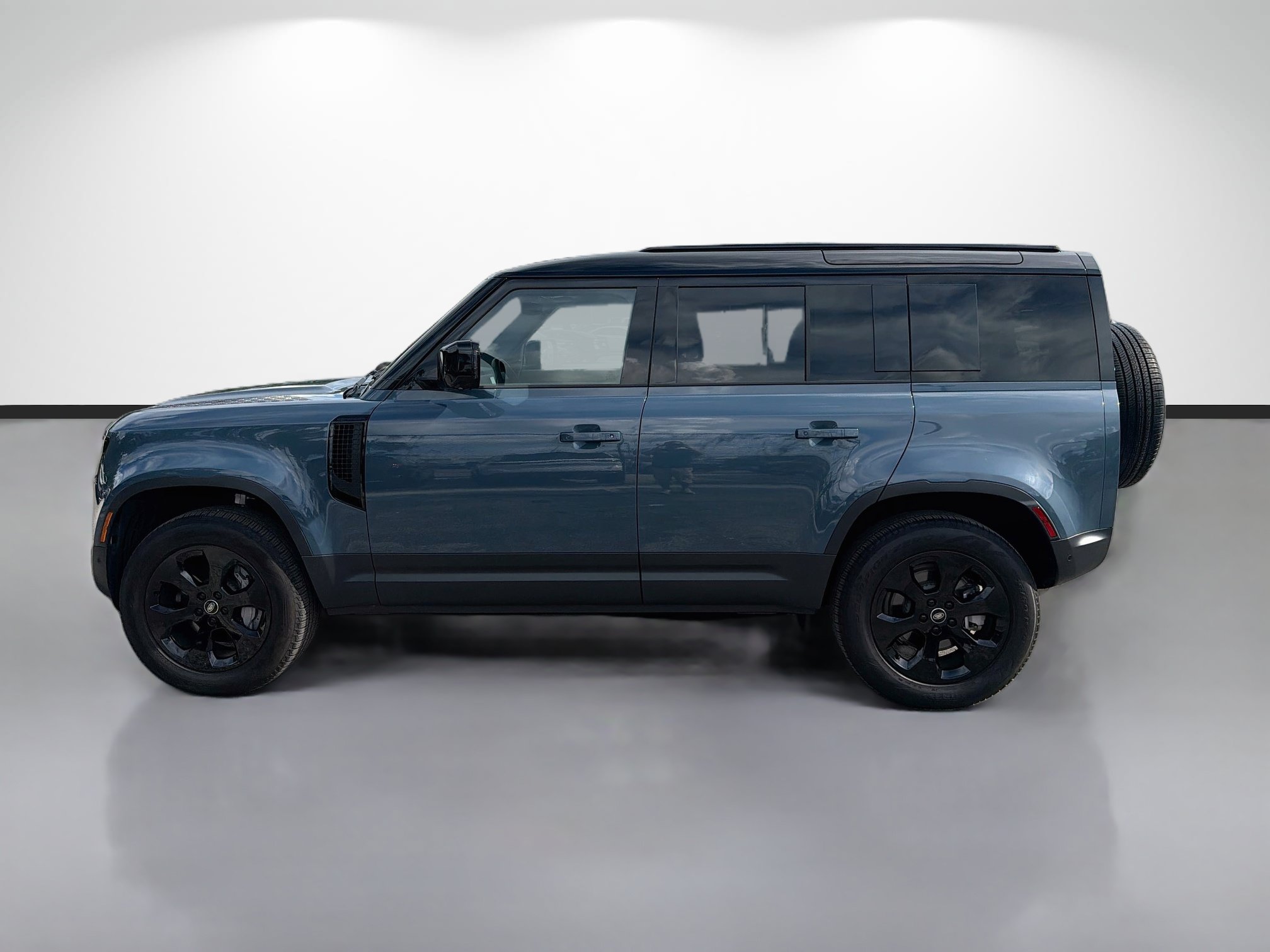Used 2025 Land Rover Defender 110 S AWD/4WD image 2