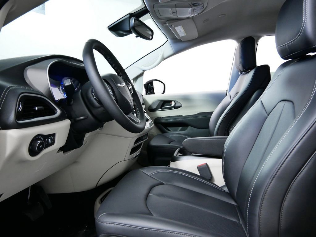 New 2024 Chrysler Pacifica Touring-L image 33
