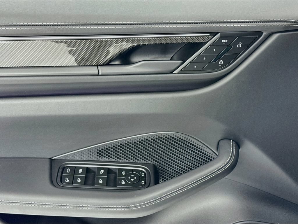 Certified 2025 Porsche Macan Turbo Electric AWD/4WD image 11