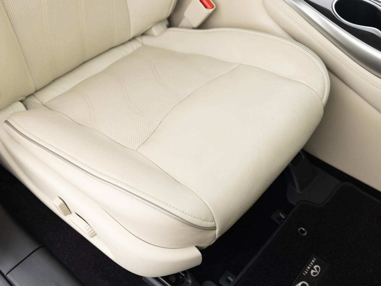 Used 2019 INFINITI QX60 Luxe w/ Essential Package image 25