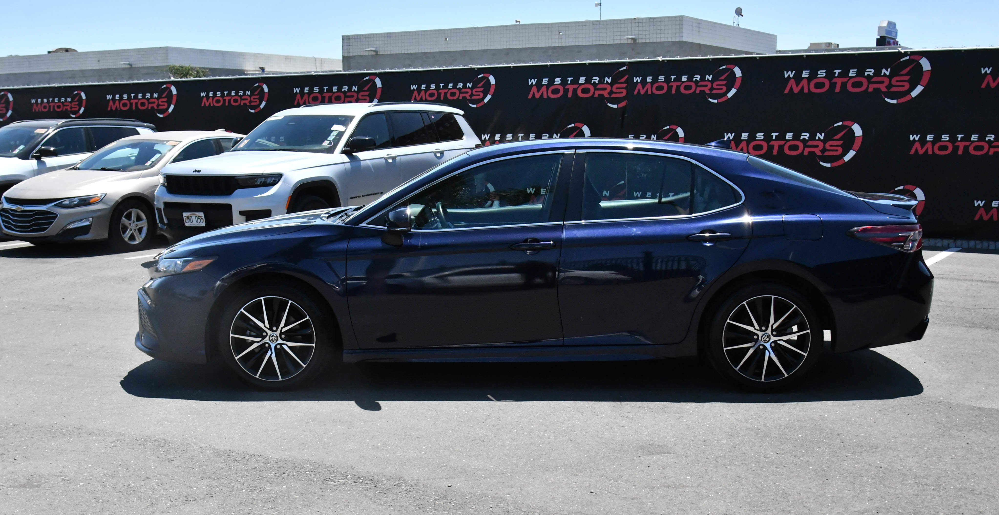 Used 2022 Toyota Camry SE FWD image 4