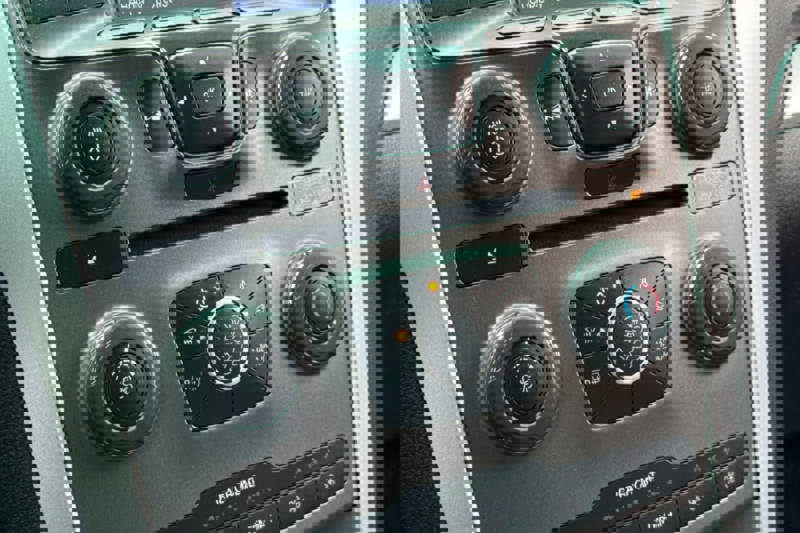 Used 2015 Ford Explorer XLT image 20