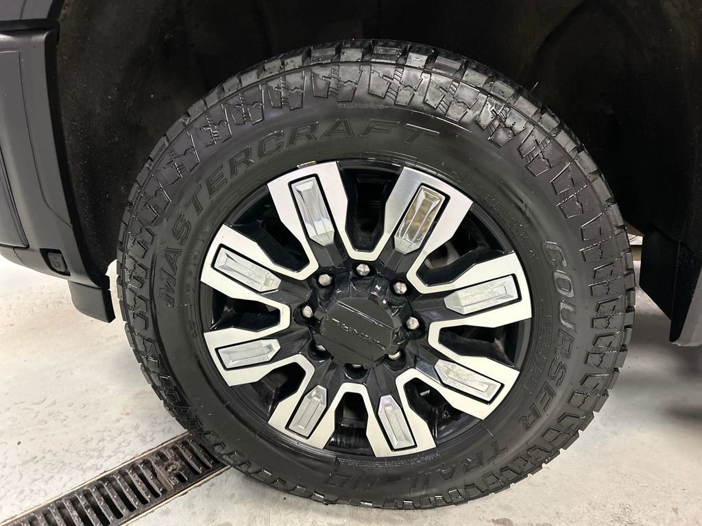 Used 2024 GMC Sierra 3500 Denali w/ Technology Package image 9