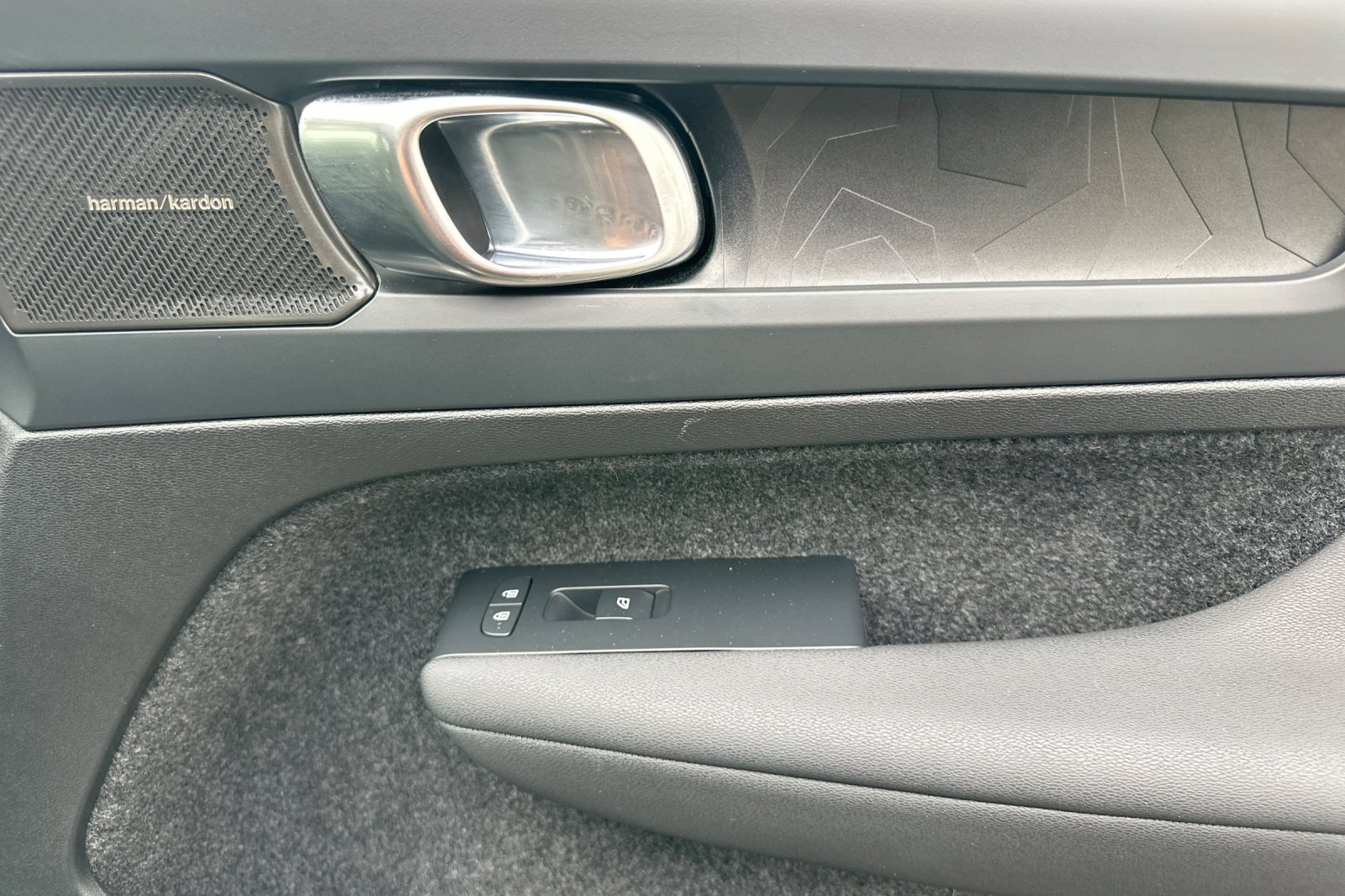 Used 2023 Volvo XC40 Recharge Ultimate w/ Protection Package Premier image 19