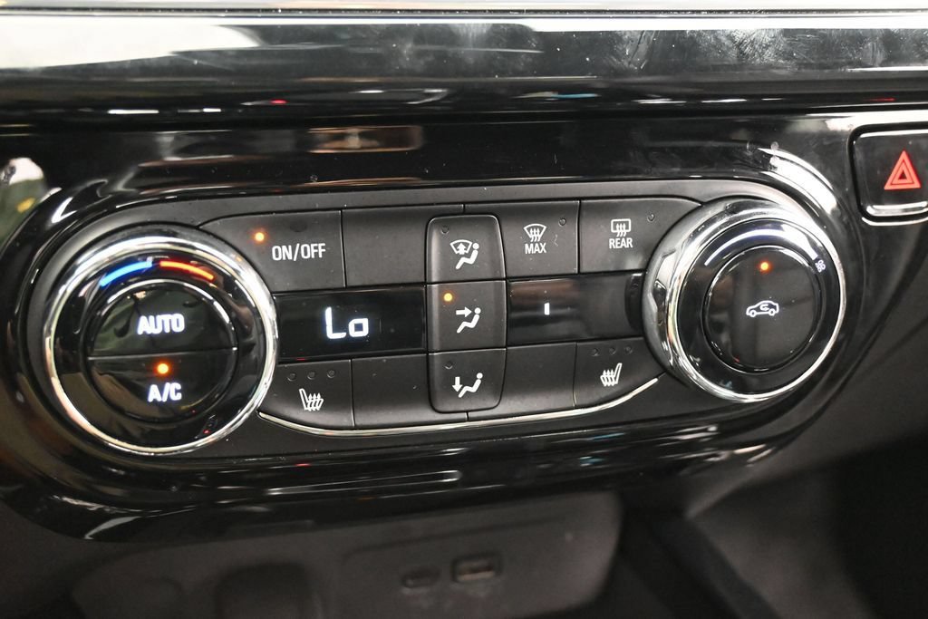 Used 2024 Chevrolet Trax RS w/ Sunroof Package FWD image 19