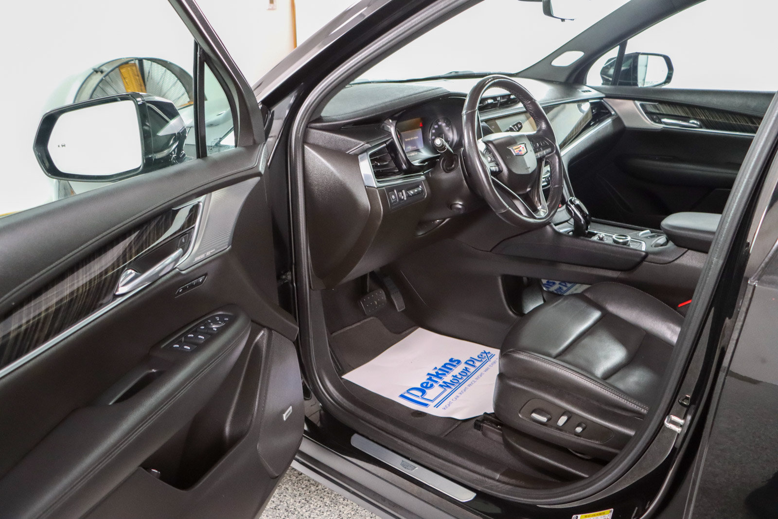 Used 2023 Cadillac XT6 Premium Luxury w/ Technology Package FWD image 3