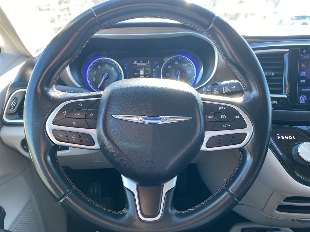 Used 2017 Chrysler Pacifica Touring-L image 30