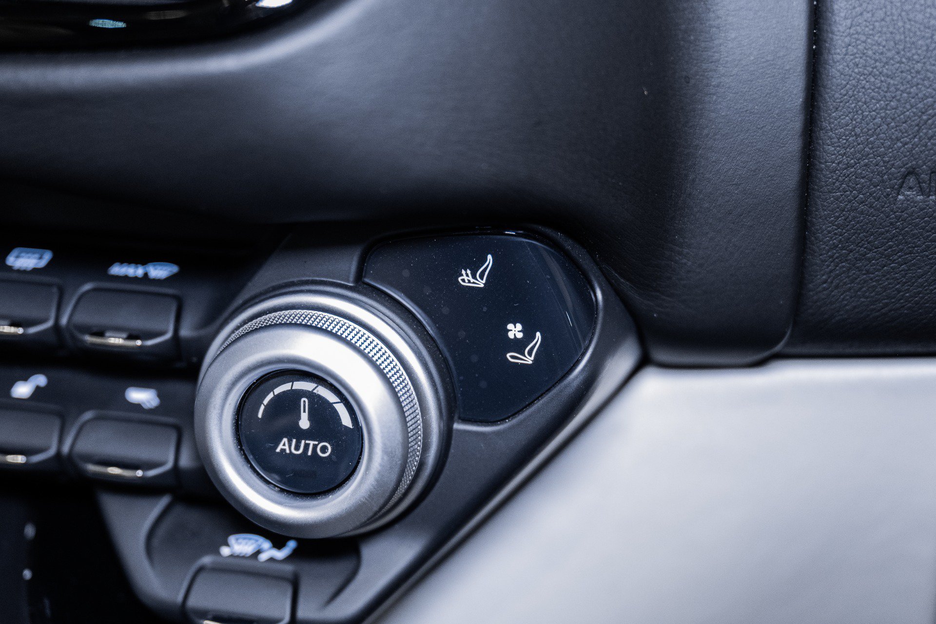 Used 2021 Aston Martin V8 Vantage Roadster RWD image 28