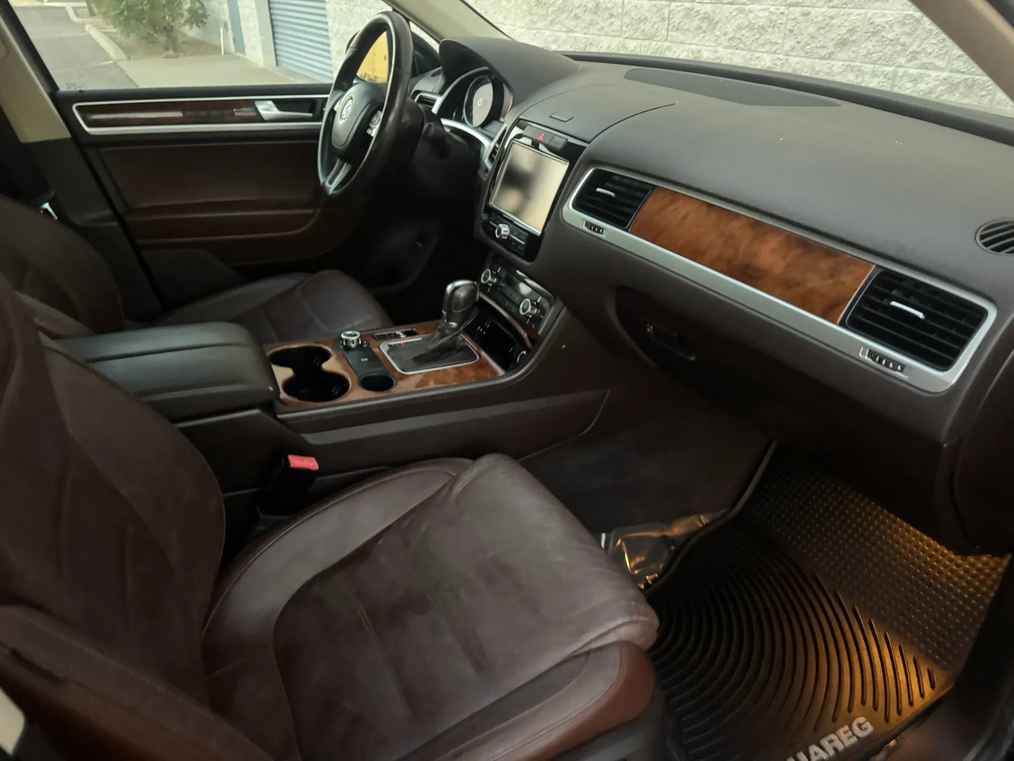 Used 2012 Volkswagen Touareg TDI image 12