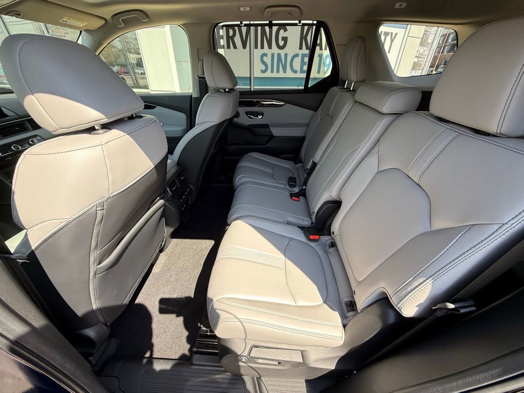 Used 2025 Honda Pilot Touring image 9