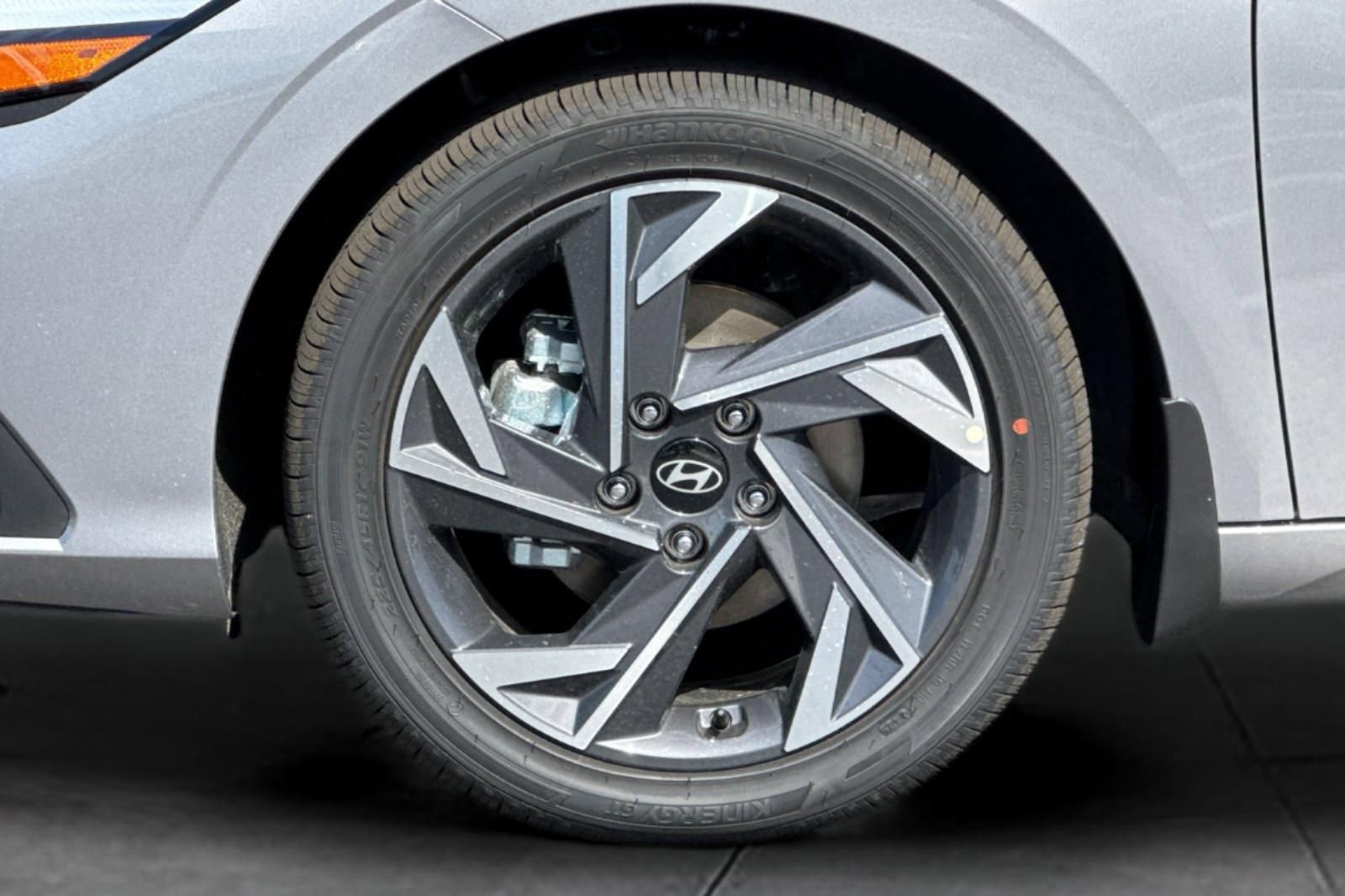 Used 2025 Hyundai Elantra SEL FWD image 35