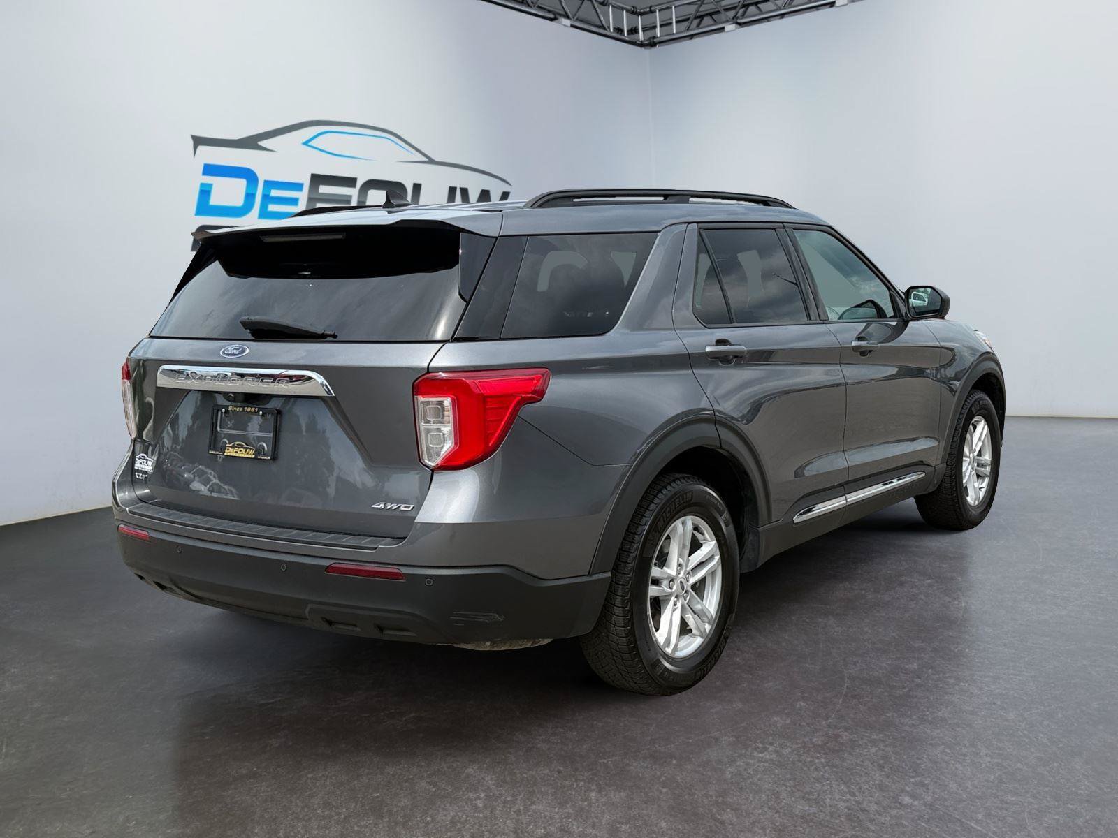 Used 2022 Ford Explorer XLT AWD/4WD image 3