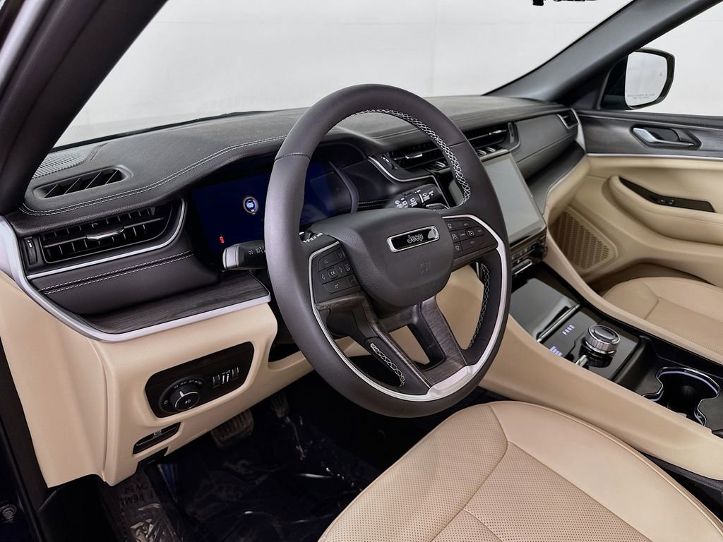 Certified 2025 Jeep Grand Cherokee Limited w/ Luxury Tech Group II image 17