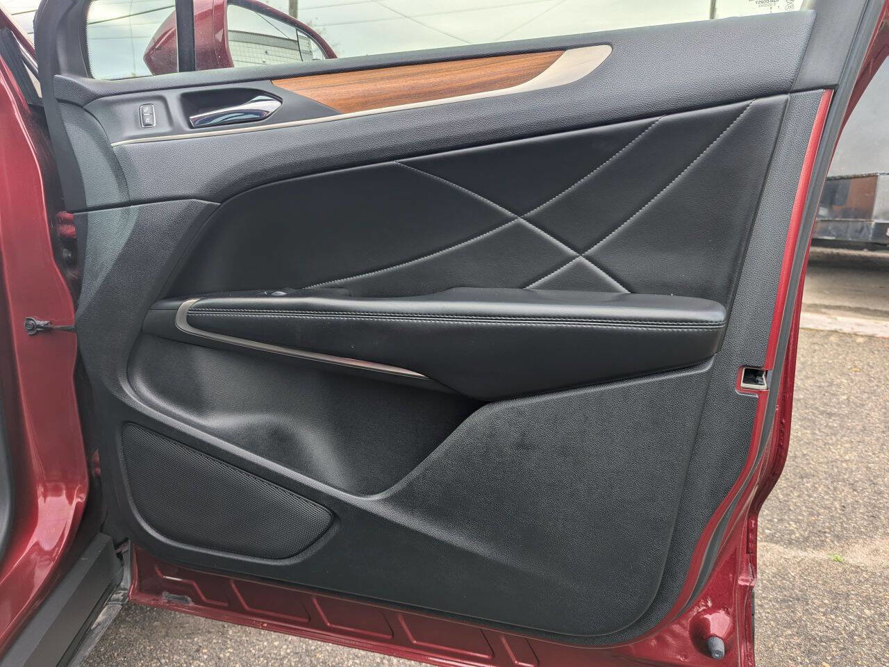 Used 2017 Lincoln MKC Select w/ Lincoln MKC Climate Package image 9