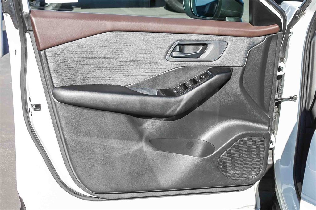 Used 2023 Nissan Rogue S image 26